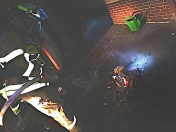Die Feuerwehr Lichtenfels hatte den Garagenbrand in der Unteren Brunnengasse schnell unter Kontrolle. Fotos: Freiwillige Feuerwehr Stadt Lichtenfels