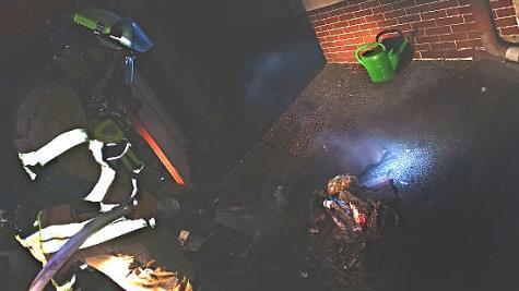 Die Feuerwehr Lichtenfels hatte den Garagenbrand in der Unteren Brunnengasse schnell unter Kontrolle. Fotos: Freiwillige Feuerwehr Stadt Lichtenfels