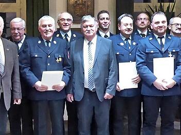 Die f&uuml;r 25- und 40-j&auml;hrige Dienstzeit geehrten Brandsch&uuml;tzer der Feuerwehren Gro&szlig;gressingen, Gro&szlig;birkach und Ebrach Foto: privat