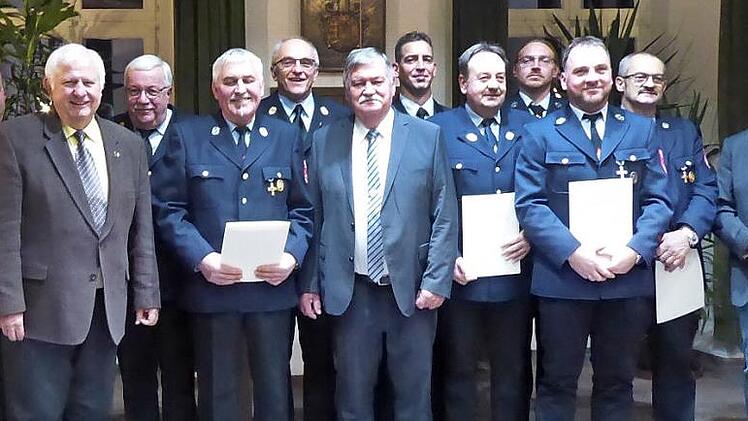 Die f&uuml;r 25- und 40-j&auml;hrige Dienstzeit geehrten Brandsch&uuml;tzer der Feuerwehren Gro&szlig;gressingen, Gro&szlig;birkach und Ebrach Foto: privat