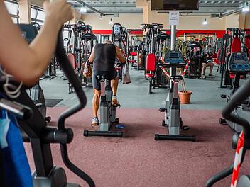 Nur auf jedem zweiten Gerät darf momentan im Bamberger Fitness-Studio "Quick Fit" trainiert werden. Foto: Lea Schreiber