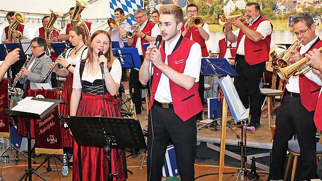 Die Leuchsentaler Blasmusik in ihrem Element. Zum 95. Geburtstag der Kapelle gibt es b&ouml;hmische Weisen zu h&ouml;ren.