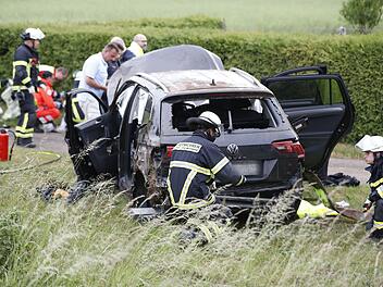 Kreis Fürth: Auto überschlägt sich nach heftigem Crash - mindestens zwei Menschen verletzt