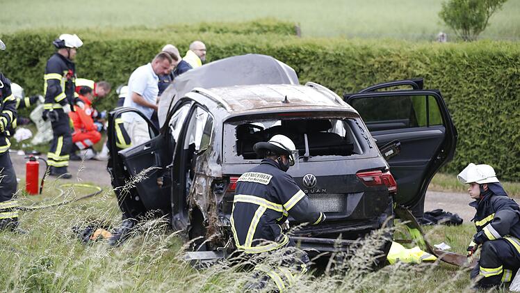 Kreis Fürth: Auto überschlägt sich nach heftigem Crash - mindestens zwei Menschen verletzt