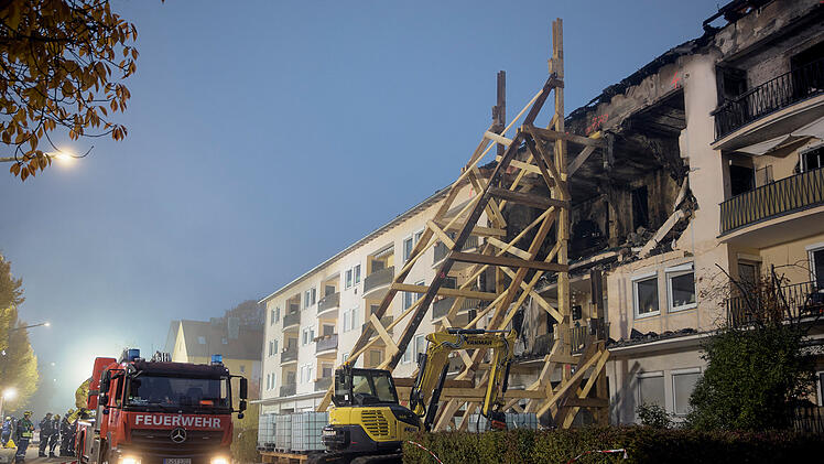 Nach der Explosion und einem Brand in einem Regensburger Wohnhaus