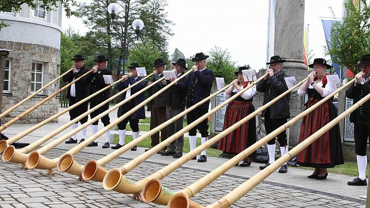 Die Alphornbläser Schwarze Berge verstärkt durch badische Bläser vom Kaiserstuhl