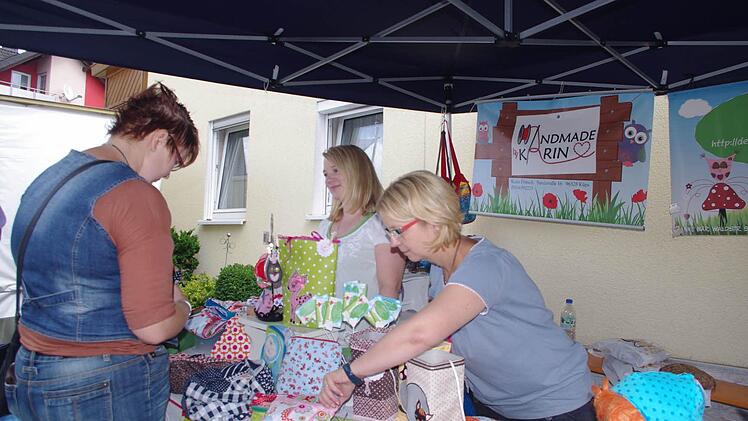 Karin Förtsch aus Tüschnitz sowie Anke Bär aus Neuhaus-Schierschnitz (hinter dem Verkaufsstand) präsentierten selbstgenähte "Schönigkeiten" aus Stoff.