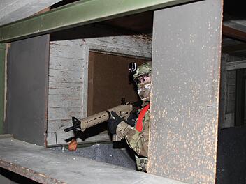 Airsoft-Spieler hantieren mit Waffenattrappen, die echten Waffen oft sehr ähnlich sehen. Taktik und Teamgeist ist bei diesem Hobby auch gefragt.   Fotos: Thomas Heuchling