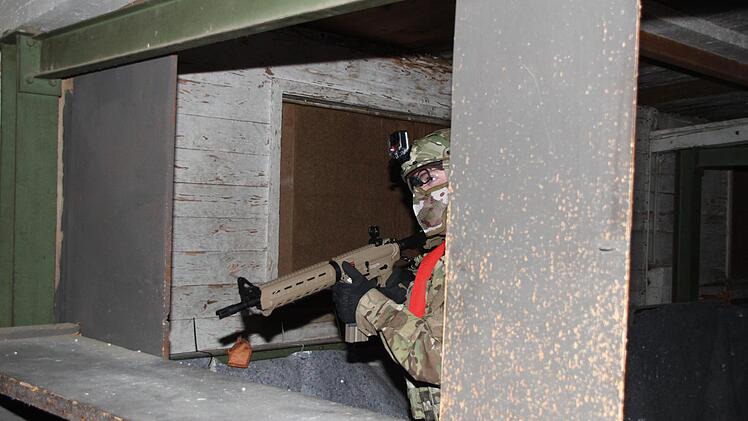 Airsoft-Spieler hantieren mit Waffenattrappen, die echten Waffen oft sehr ähnlich sehen. Taktik und Teamgeist ist bei diesem Hobby auch gefragt.   Fotos: Thomas Heuchling