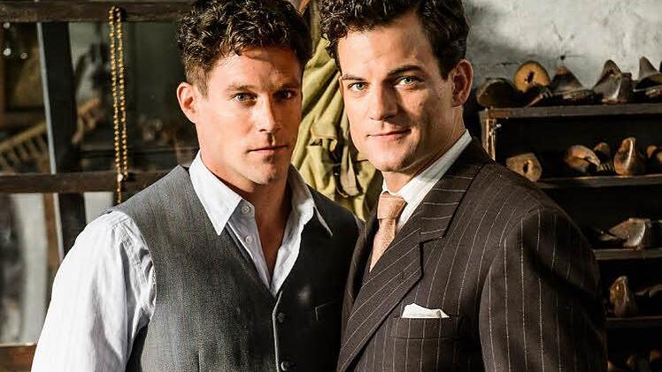 Durch die perfekte Zusammenarbeit des Tüftlers Adi Dassler (Ken Duken, links) und des Verkaufstalents Rudi Dassler (Torben Liebrecht) entsteht schnell ein erfolgreicher Betrieb, der sich auf Sportschuhe aller Art spezialisiert. Doch der Erfolg wird getrübt durch immer heftiger werdende Streitereien der Brüder, der zur Aufspaltung des Stammwerks führt. Foto: RTL / Willi Weber