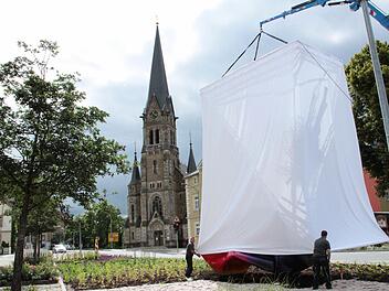 Beim Aufbau war die Installation für kurze Zeit zu sehen. Bis Donnerstagabend ist sie nun verhüllt  Foto: Josef Hofbauer