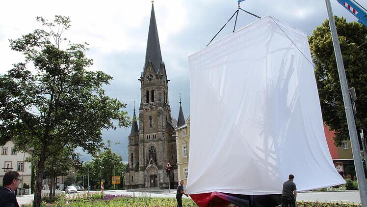 Beim Aufbau war die Installation für kurze Zeit zu sehen. Bis Donnerstagabend ist sie nun verhüllt  Foto: Josef Hofbauer