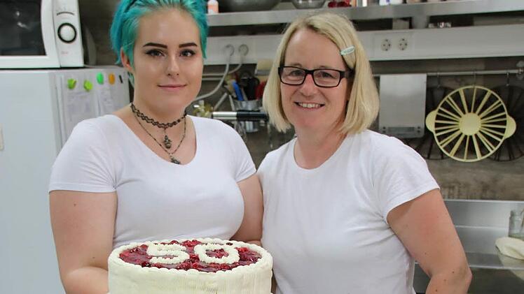 Die Auszubildende lernt das Konditorhandwerk bei ihrer Mutter Karola Weiglmeier (rechts). Zusammen backen sie in "Karos Tortenzauber". Foto: Ronald Heck