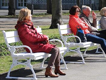 Im Bad Kissinger Kurgarten genießen Passanten die ersten warmen Strahlen der Frühlingssonne. Nur noch wenige Plätze sind auf den Bänken frei. Jedoch trifft man hier meistens ältere Mitmenschen, Berufstätige oder Jugendliche sucht man vergebens.  Foto: Kathrin Kupka-Hahn