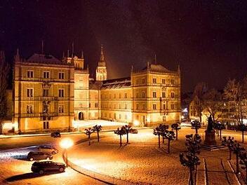 Das Schloss Ehrenburg ist nicht nur ein m&auml;chtiges Geb&auml;ude, sondern bietet mit dem Schlossplatz auch Momente der Entspannung.     Foto: RobbiRobsen/infrankenpix