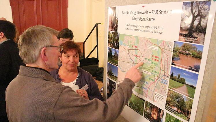 Bei einem "Lokalforum" im Redoutensaal in Erlangen diskutierten Bürger mit Vertretern des Zweckverbands Stadt-Umland-Bahn (StUB) über Varianten der Regnitzquerung. Foto: Christian Bauriedel