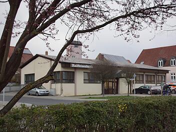 In das Programm "Innen statt außen" möchte die Gemeinde Rauhenebrach einsteigen. Im Blick auf eine geordnete Innenentwicklung hat die Gemeinde beispielsweise bereits das Raiffeisengebäude in Untersteinbach erworben; die Bank ist nur noch Mieter.  Sabine Weinbeer
