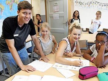 Schwerpunkt der Arbeit ist die Hausaufgabenbetreuung. Die Kinderpfleger Curtis Löffler (links) und Linda Brand (2. von rechts) unterstützen wie ihre Kollegen die Kinder bei den Arbeiten.