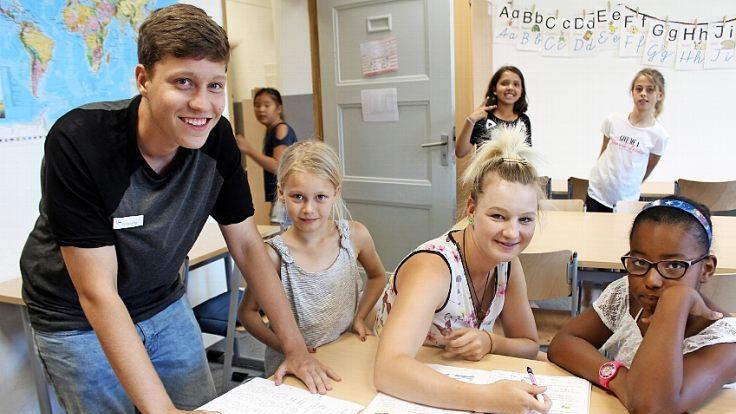 Schwerpunkt der Arbeit ist die Hausaufgabenbetreuung. Die Kinderpfleger Curtis Löffler (links) und Linda Brand (2. von rechts) unterstützen wie ihre Kollegen die Kinder bei den Arbeiten.