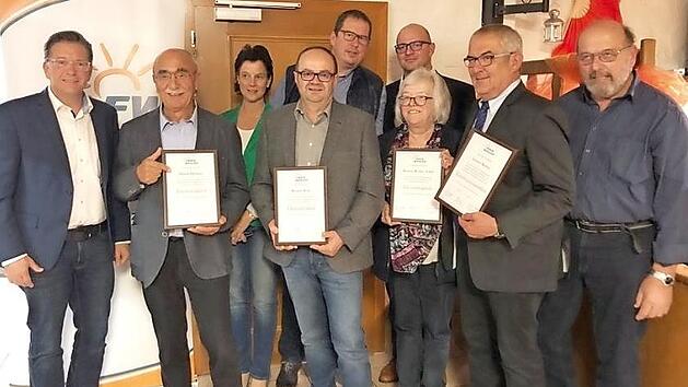 Karsten Fischkal (l.), Anne Gunst (3. v. l.), G&uuml;nter M&uuml;nch (5. v. l.), Tim Scheppe (6. v. l.) und Paul S&auml;nger (r.) rahmen Otmar Hobner, Werner Prell, Helene Weller-V&ouml;lkl und G&uuml;nter Brehm (v. l.) ein. Foto: privat