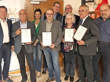 Karsten Fischkal (l.), Anne Gunst (3. v. l.), Günter Münch (5. v. l.), Tim Scheppe (6. v. l.) und Paul Sänger (r.) rahmen Otmar Hobner, Werner Prell, Helene Weller-Völkl und Günter Brehm (v. l.) ein. Foto: privat