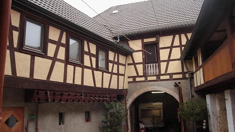 Der Vierseithof mit Scheune, Nebengebäuden, Balkon des Gesindehauses (rechts) und den Taubenschlägen bietet ein schönes Ambiente zum Wohlfühlen.