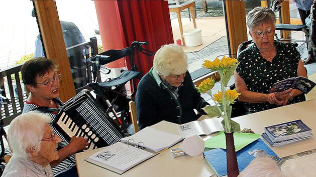 Zum Singen und Musizieren hatten der Freundes- und Unterst&uuml;tzerkreis des  Seniorenzentrums Sankt Elisabeth die Bewohnerinnen und Bewohner eingeladen.  Foto: Dieter Britz