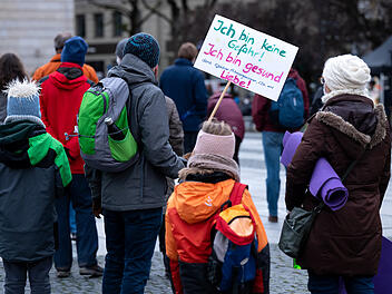 Querdenker-Demo: Junger Mann informiert über Impftermine und wird Internet-Hit