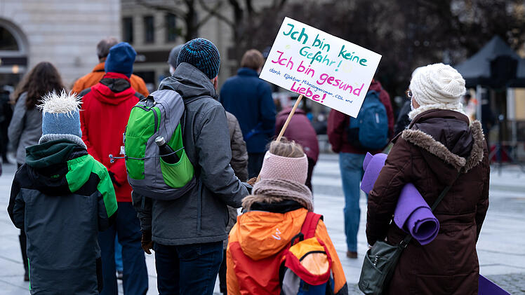 Querdenker-Demo: Junger Mann informiert über Impftermine und wird Internet-Hit