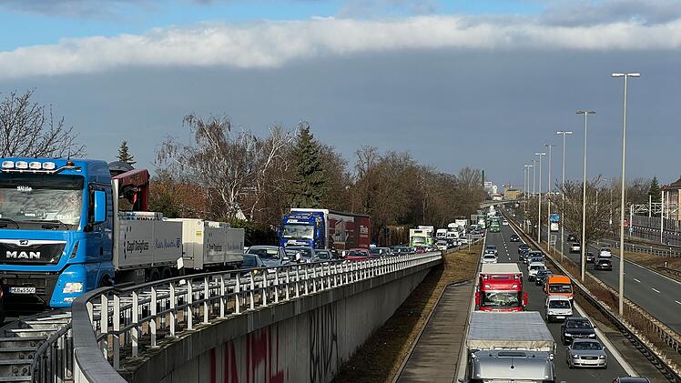 Wichtigste Verkehrsachse Nürnbergs blockiert: Klimaaktivisten kleben sich auf Abfahrt von Frankenschnellweg fest