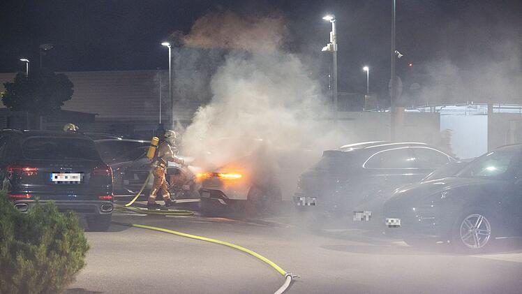 E-Porsche in Flammen: Sportwagen nach Brand völlig zerstört