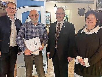 Reinhard Heer (Zweiter von links) wurde für 40 Jahre Mitgliedschaft bei den Freunden der Plassenburg geehrt. Mit im Bild sind (von links) Ralf Hartnack, Peter Weith und Andrea Senf.