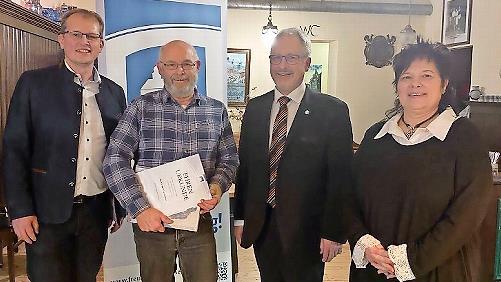 Reinhard Heer (Zweiter von links) wurde für 40 Jahre Mitgliedschaft bei den Freunden der Plassenburg geehrt. Mit im Bild sind (von links) Ralf Hartnack, Peter Weith und Andrea Senf.