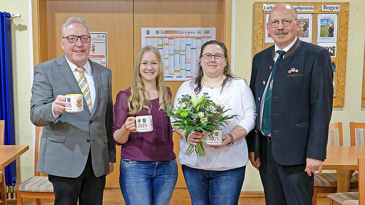 Verabschiedung und Neuwahl bei den „Alten Treuen“ (von links): Bürgermeister Harald Hübner, Ex-Vorsitzende Ramona Löhr, neu gewählte 1. Vorsitzende Stefanie Pleithner und 1. Gauschützenmeister Michael Spörer.