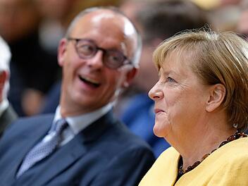 Angela Merkel und Friedrich Merz zeichnen sich durch gro&szlig;e Unterschiede im Regierungsstil und in den Inhalten aus.