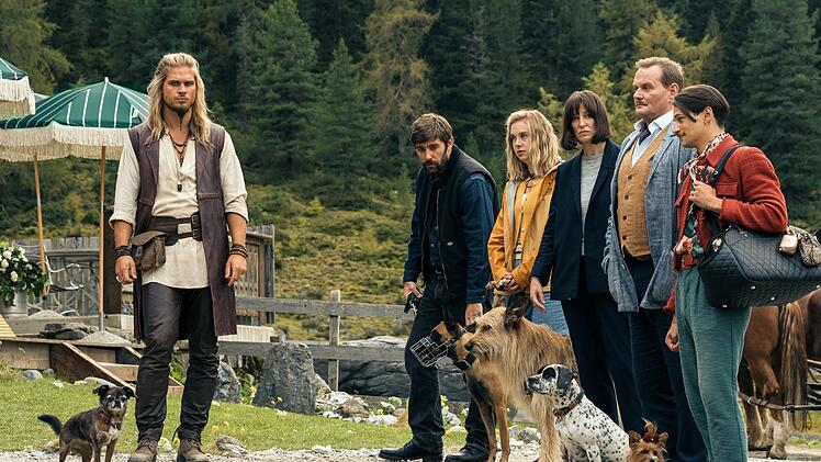 Bei "Let's Dance" war Ex-Fu&szlig;ballprofi R&uacute;rik G&iacute;slason (links) schon, jetzt wird er auch Netflix-Star. In der Filmkom&ouml;die "Eat Pray Bark - Therapie auf vier Pfoten" spielt er den ber&uuml;hmt-ber&uuml;chtigten Hundetrainer Nodon. Er soll &uuml;berforderten Hundehalten (von links: Kerim Waller, Anna Herrmann, Alexandra Maria Lara, Devid Striesow, Doga G&uuml;rer) helfen.