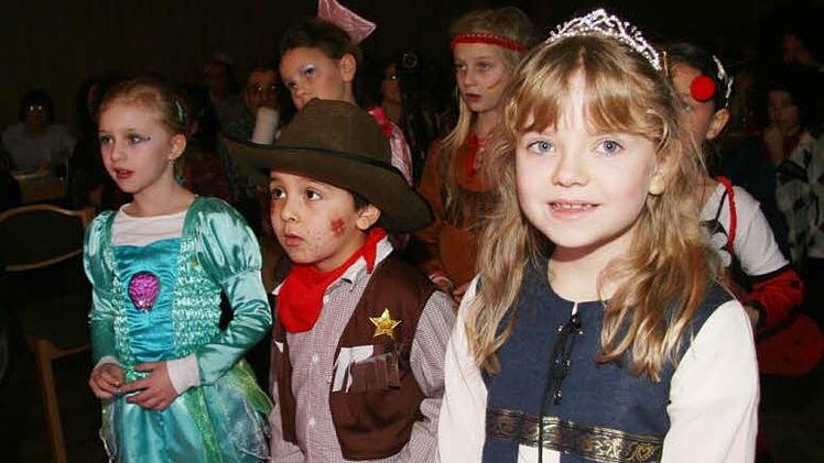 Gebannt verfolgten die kleinen Narren beim Kinderbüttenabend die Vorführungen.