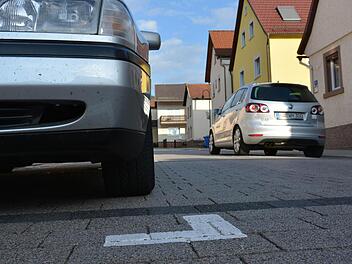 Die Parkflächen in Bad Bocklet sind gekennzeichnet. Wer außerhalb dieser Flächen sein Auto abstellt, riskiert einen Strafzettel. Foto: Björn Hein
