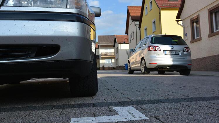 Die Parkflächen in Bad Bocklet sind gekennzeichnet. Wer außerhalb dieser Flächen sein Auto abstellt, riskiert einen Strafzettel. Foto: Björn Hein