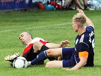 Kapitän Johannes Hofmann geht als Vorbild voran in der Partie gegen den FC Eschenau. Kampf und Leidenschaft heißt die Devise. Fotos: anpfiff.info