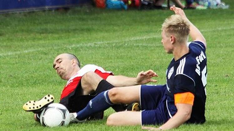 Kapitän Johannes Hofmann geht als Vorbild voran in der Partie gegen den FC Eschenau. Kampf und Leidenschaft heißt die Devise. Fotos: anpfiff.info