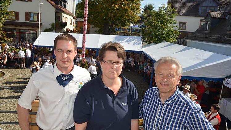 Sie sind seit 20 Jahren die Protagonisten der Weißenbrunner Kerwa wie's früher war. Von links Nicole Heumann, Bernd Redwitz sowie Initiator und Ideengeber Hubert Zipfel. Foto: Karl-Heinz Hofmann