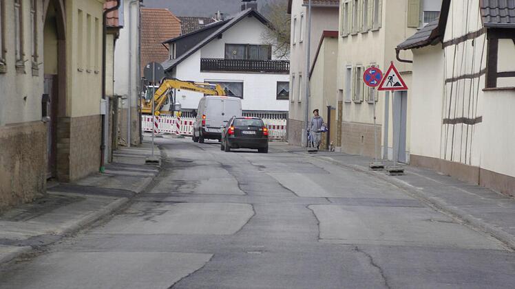 Die Hauptstraße von Aura wird erneurt.  Foto: Winfried Ehling