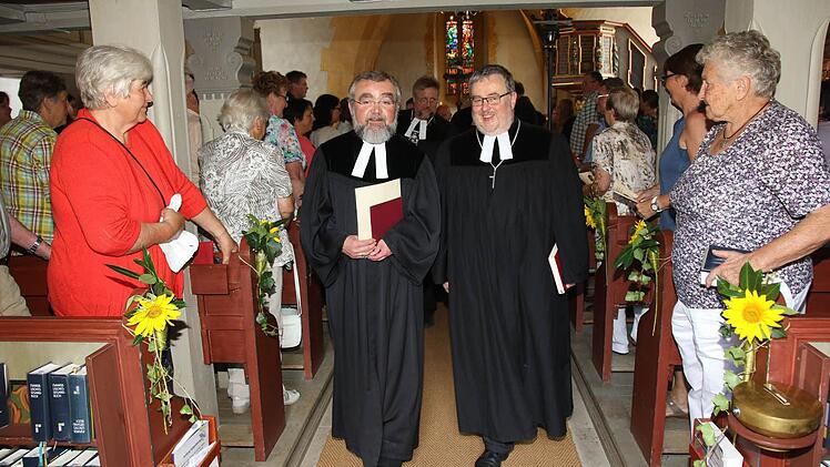Feierlich zieht der neue Pfarrer Wolfgang Leikert zusammen mit Dekan Christoph Liebst in die Kirche ein. Foto: Michael Stelzner
