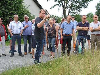 Anwohner der Steigengasse in Neuenmarkt diskutieren mit den Ingenieuren von IBP und Bürgermeister-Stellvertreter Alexander Wunderlich die Wasserproblematik.  Foto: Sonny Adam