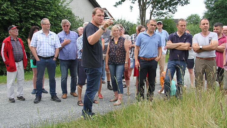 Anwohner der Steigengasse in Neuenmarkt diskutieren mit den Ingenieuren von IBP und Bürgermeister-Stellvertreter Alexander Wunderlich die Wasserproblematik.  Foto: Sonny Adam
