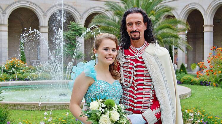 Quellenkönigin Victoria Brath (20) und ihr Fürst Ferenc II. Rakoczy alias Timo Baier Foto: Sigismund von Dobschütz