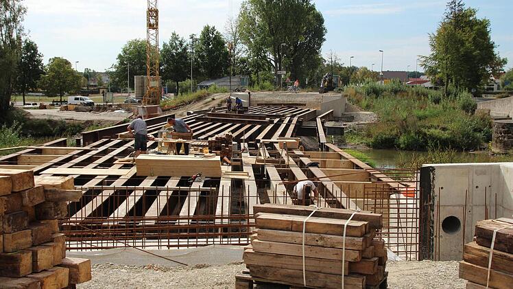 Dieser Tage wird die Unterkonstruktion für die neue Brücke gebaut. Foto: Andreas Dorsch