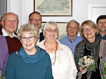 Der TC Weiss-Rot Coburg hat verdiente Mitglieder geehrt. Auf dem Bild sind (von links) Rose und Charly Schmidt, Klaus Wenzel, Renate Schnell, Hubert von Minding, Helga Wenzel, Günter Gebauer, Gabriele Pyrkocz, Manfred Mayer und Brigitte Schilling.  Fotos: privat