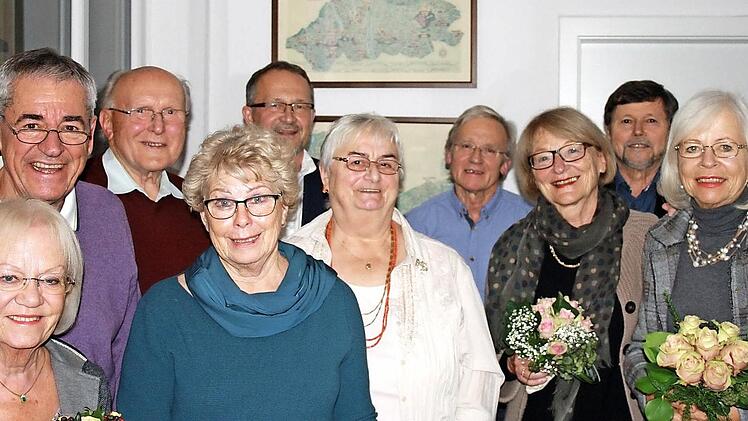 Der TC Weiss-Rot Coburg hat verdiente Mitglieder geehrt. Auf dem Bild sind (von links) Rose und Charly Schmidt, Klaus Wenzel, Renate Schnell, Hubert von Minding, Helga Wenzel, Günter Gebauer, Gabriele Pyrkocz, Manfred Mayer und Brigitte Schilling.  Fotos: privat